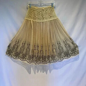 Knit skirt with lace overlay